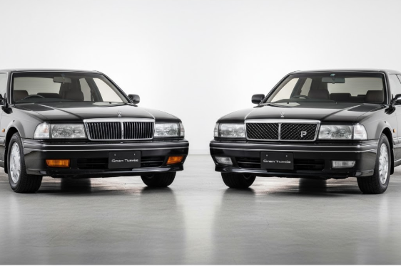 日産セドリックとグロリアが並んで駐車されている様子。グリルやエンブレムの微妙なデザインの違いが比較できる画像です。