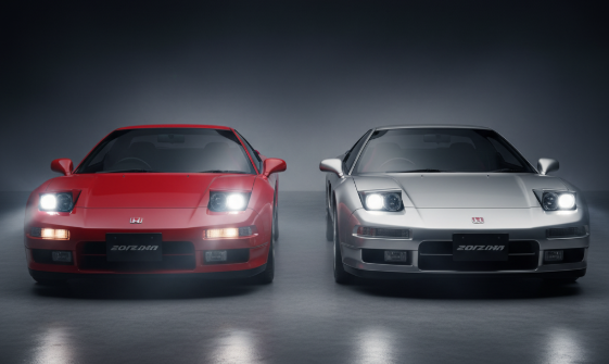 ホンダNSXの前期型（リトラクタブルライト）と後期型（固定式ヘッドライト）が並んでおり、デザインの進化を視覚的に比較できる。