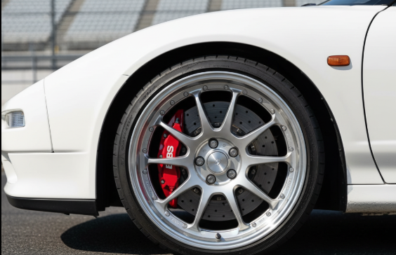 ホンダNSX タイプSゼロのホワイトボディとシルバーのBBS製鍛造アルミホイール、赤いBremboブレーキキャリパーが際立つクローズアップ