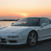 ホンダNSXが夕暮れの美しい空の下、湖畔の道に佇んでいる。夕陽に照らされた車体が、伝説的な存在感を放ち、読者の興味を引きつける。