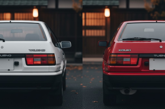 AE86型スプリンタートレノの前期型（左、白）と後期型（右、赤）を後方から捉え、テールランプのデザインとリアガーニッシュの違いが比較できる画像。